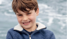 Il principe Louis in festa: tuffi, sabbia e cricket nel video per l'ottavo compleanno