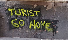 Via Pacini scritta "Tourist go home"