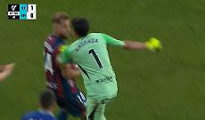 Zaragoza - Huesca, il video del pugno violentissimo del portiere all'avversario fa il giro del web