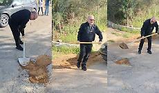 Borgo Santa Rita, iniziati i lavori sulla strada: accolto l'appello del parroco "operaio"