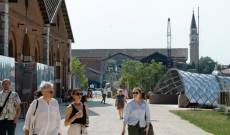 Biennale, "In Minor Keys" pronta ad aprire tra polemiche, dimissioni e i Leoni dei visitatori