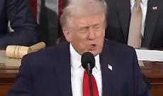 "Vincere, vincere, vincere" per un'ora e in loop di Trump in un video: genio del marketing o cortocircuito presidenziale?