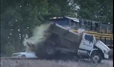 Locomotore travolge camion per lo spurgo in Viginia