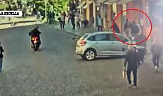  Salim Elkoudri tenta la fuga, alcuni passanti lo bloccano: il video del gesto eroico