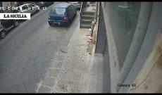 Catania, alla guida di una moto senza casco non ci pensa due volte ad investire agente della Polizia locale: videocamera riprende tutto