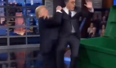 Trump, il comico Colbert e il video fake col cassonetto della spazzatura: la Casa Bianca rompe un altro tab&ugrave;