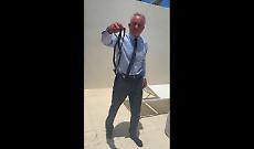 "Bobby, perch&eacute;?": RFK Jr. a mani nude contro i serpenti nel patio del Dr. Oz e il video fa il giro del mondo