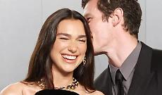 Quando un libro fa da cupido: Dua Lipa e Callum Turner, dall'incontro a Londra alle nozze in Sicilia