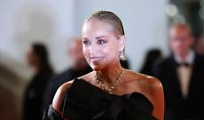 "Un seno pi&ugrave; adatto ai tuoi fianchi": Sharon Stone ha raccontato la fine del suo matrimonio