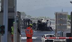Camion in fiamme,  paura al casello autostradale di Riccione