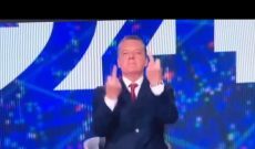 Il dito medio in diretta ma non sa di essere in onda: bufera a RaiNews24, il video
