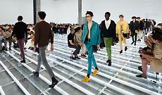 Milano Moda Uomo, Prada punta sulla "Clarity" e rivoluziona il lusso essenziale: tra gli ospiti Jaafar Jackson