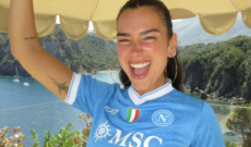 Dua Lipa ancora in Italia dopo nozze in Sicilia: il photo dump con la maglia del Napoli fa il "botto" sui social