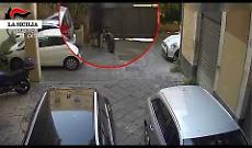 Faceva sparire costose bici elettriche da cortili e androni dei condomini: marocchino denunciato a Catania