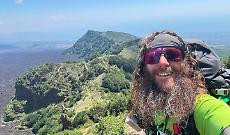 Dal trekking pi&ugrave; lungo del mondo all&rsquo;Etna: il viaggio di Luca Terenziani, il camminatore che non si &egrave; fermato nemmeno davanti alle malattie
