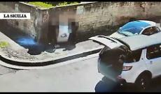 Catania, il video-denuncia del sindaco Trantino: &laquo;Lavatrice abbandonata in strada&raquo;: denuncia e patente sospesa 