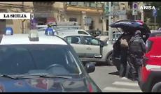 Pomeriggio di terrore in via Sampolo a Palermo: l'omicidio, l'uomo barricato in casa, la resa