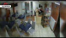 Case vacanze e hotel del centro storico prese di mira da un ladro ma videocamere lo incastrano: denunciato 