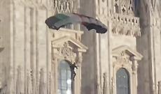 Si lancia dal Duomo con il paracadute della Palestina: il video fa il giro del web, caccia alle falle nella sicurezza