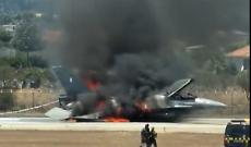 F-16 greco in fiamme a Zante, il pilota eroe atterra senza carrello: il video dei soccorsi