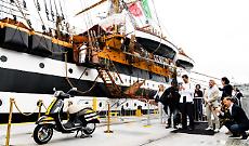 Vespa dedicata all'Amerigo Vespucci sbarca a New York