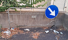 Transenna abbandonata in via Domenico Morelli a Catania: il Comune intervenga