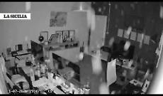 Terremoto ai Campi Flegrei:  videocamera di sorveglianza  mostra l'inizio della prima forte scossa