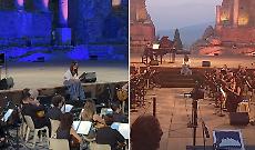 Alba di magia al Teatro Antico: Ambra Angiolini risveglia Taormina con Battiato e Candiani