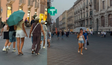 Pioggia di cenere dell'Etna su Catania: a passeggio in centro con l'ombrello