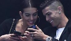 Ronaldo e Georgina si dicono &laquo;s&igrave;&raquo; in segreto: le fedi a Cascais blindate dai figli