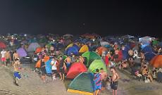 Notte di Ferragosto sull'Ionio: Fondachello e Marina di Cottone trasformate in discariche dopo bivacchi abusivi