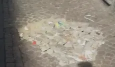 Pericolo per i pedoni in via Vittorio Emanuele a Catania: sanpietrini e asfalto da riparare