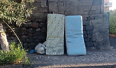 Allarme degrado in via Sandro Pertini: materassi e rifiuti abbandonati da oltre una settimana a Santa Tecla
