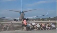 Skiathos, vacanza da incubo per una turista italiana: travolta dal vento dei motori di un aereo