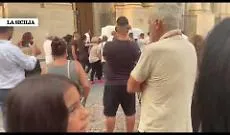 L'ultimo abbraccio a Noemi: le lacrime e la richiesta di giustizia dei familiari 