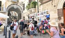 Troppo caldo e sempre pi&ugrave; italiani scelgono vacanze a settembre: brevi "fughe" in citt&agrave; d'arte e mare