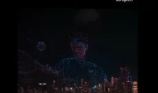 Lo spettacolo dei droni sull'East Rider a New York per celebrare Roger Federer: il video &egrave; mozzafiato