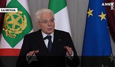 Il presidente Mattarella: &laquo;Se i potenti usassero autoironia, eviterebbero imbarazzi&raquo;