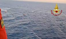 Scattano i soccorsi al largo di Giardini Naxos per una barca in bal&igrave;a delle onde