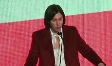 Elly Schlein all'assemblea del Pd : «Meloni fa festa, ma il frigo degli italiani è vuoto»