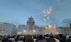 Sant'Agata, l'arrivo della processione in piazza Carlo Alberto accolta dalla &ldquo;muschittiria&rdquo; e da un lungo applauso: il video 