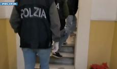 Marijuana coltivata indoor e laboratorio per documenti falsi, il doppio business di un 49enne di Catania