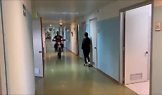 Sulla moto tra i corridoio del reparto di Pediatria: il regalo ai piccoli pazienti del San Giovanni di Dio