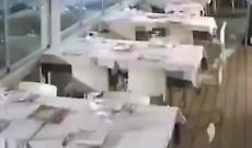 Catania, le onde entrano nel ristorante a San Giovanni li Cuti e travolgono sedie e tavolini 