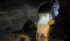 Auto nel pieno di una mareggiata a Scilla: cos&igrave; hanno rischiato di essere travolte VD