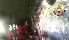 Camoscio impigliato nella parete rocciosa liberato con un elicottero dei vigili del fuoco 