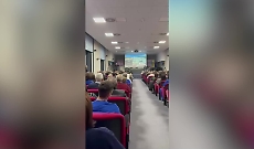 Urla, grida e proteste (e lancio di uno striscione) nell'ospedale di Padre Pio: &laquo;Dimettetevi buffoni&raquo;