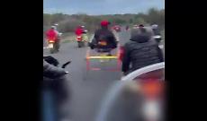 La corsa clandestina di cavalli  ripresa dal didentro a bordo di una moto: il video esclusivo