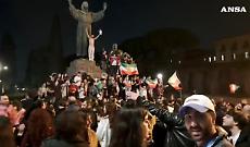 Centinaia di giovani iraniani celebrano la fine di Khamenei a Roma