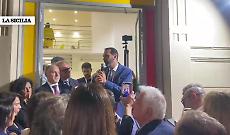 Messina, il sindaco rieletto Federico Basile parla ai suoi elettori e stappa una bottiglia per fetseggiare
